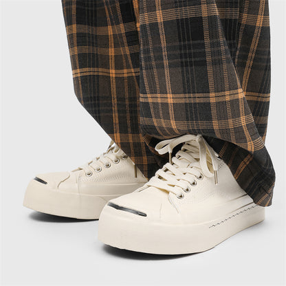 AAA 1955-yildan beri krossovkalar