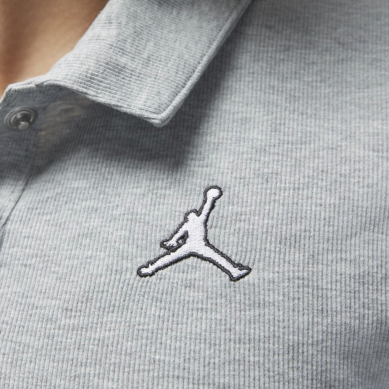 Jordan logotipi kalta qirrali yubkali kalta yengli ayollar futbolkasi och kulrang