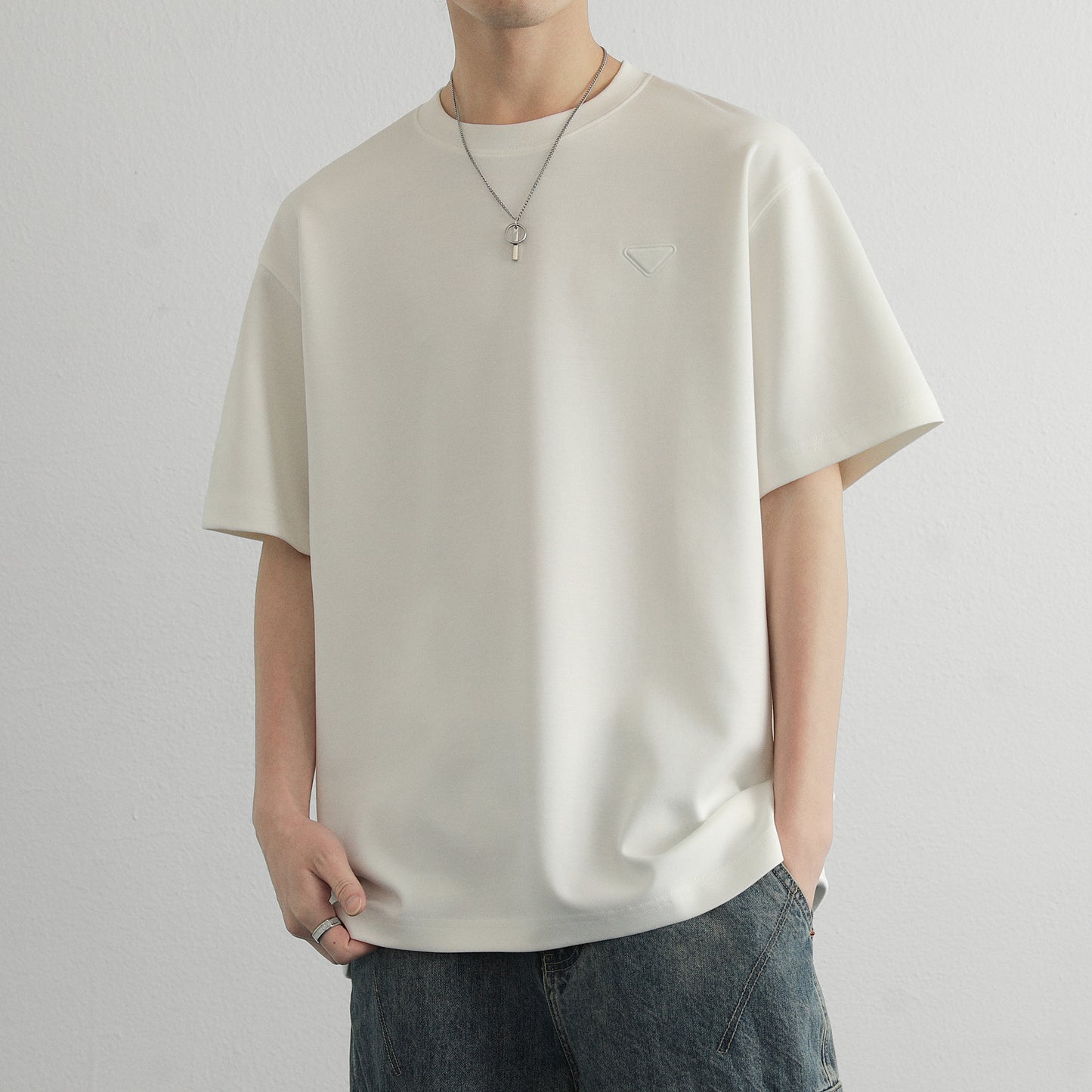 Hvga asosiy modellari eski pul uslubi yumshoq va qulay teri salqin tuyg'u yarim yengli pastki ko'ylak Amerika tekis rangli moda shaxsiyat trendi tasodifiy erkin qisqa qisma futbolkalar bir xil modellar bilan erkaklar va ayollar