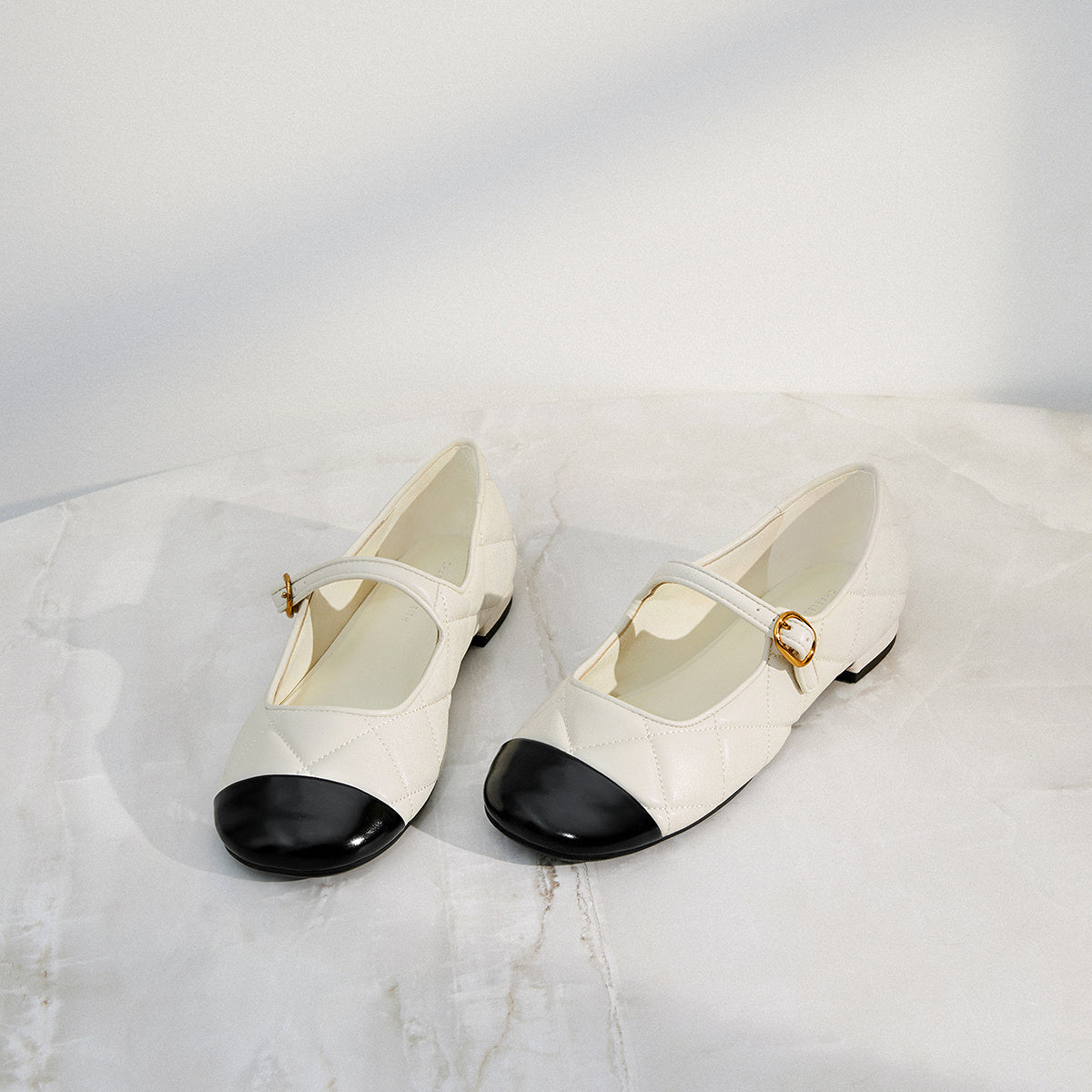 Charlz va Keyt ayollar poyabzali