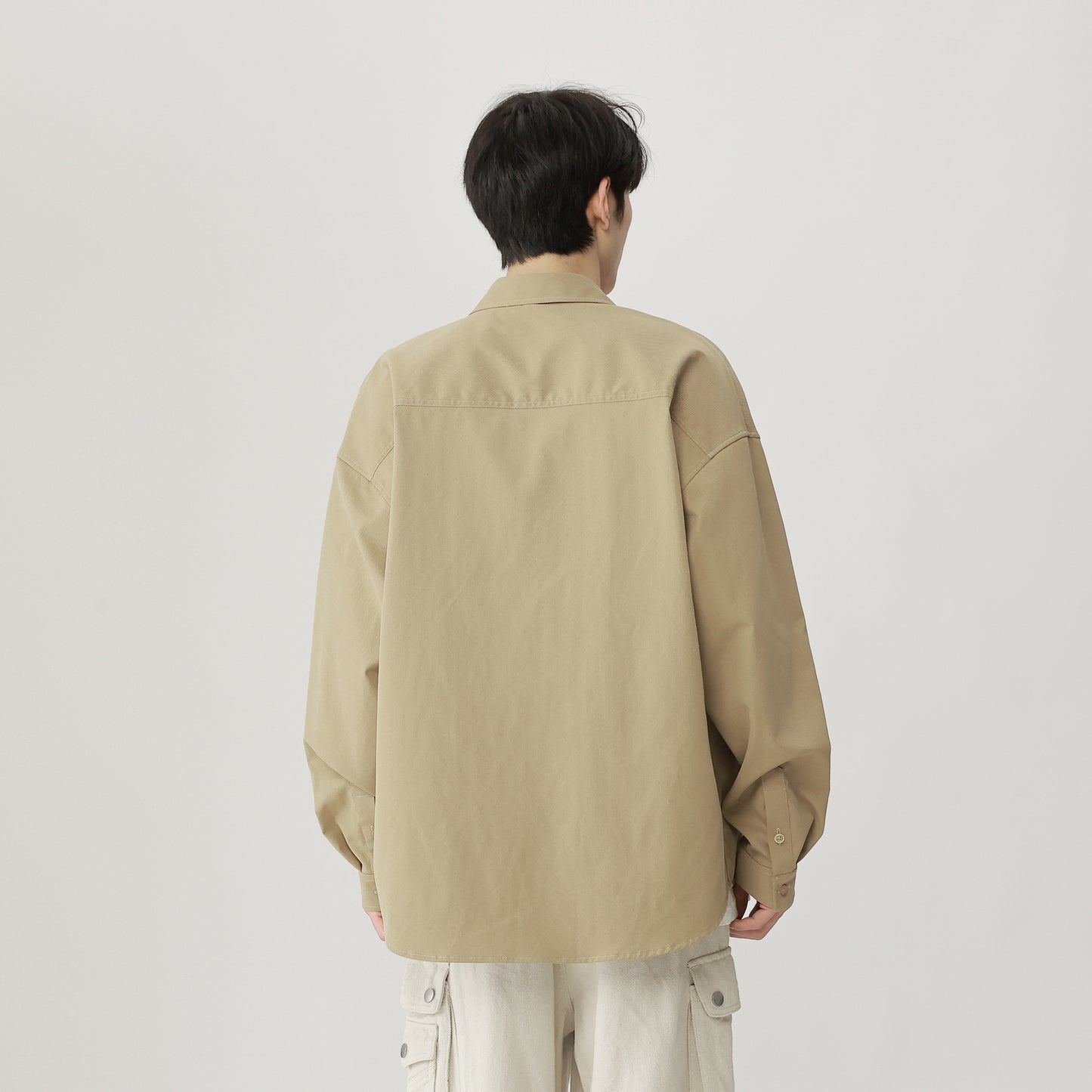 Igoi modasi ochiq ko'cha modasi bo'sh shaharbo'yi tekis rangli yuz lapelli ko'krak qafasi ikki cho'ntakli nafas oladigan ko'ylak ko'ylagi yuqori ko'chada yo'lovchi terisi qulay tasodifiy tasodifiy biznes uzun yengli ko'ylak erkaklar va ayollar bir xil