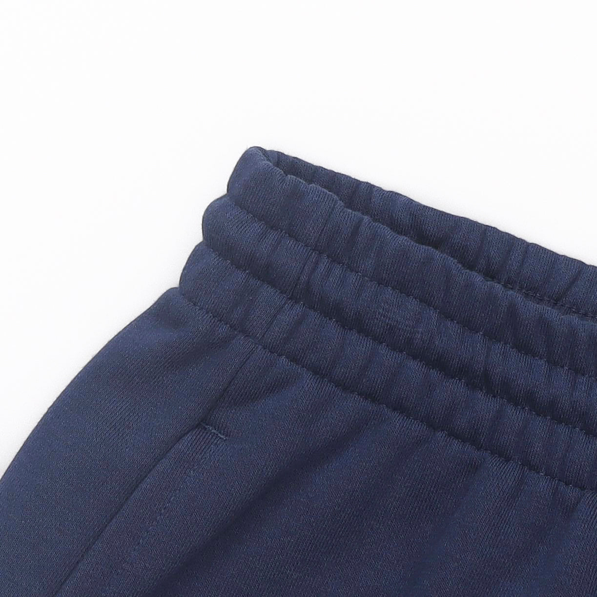 New Balans brendi logotipi tasodifiy tortilgan to'rli trikotaj sport shimlari m ko'k rangli