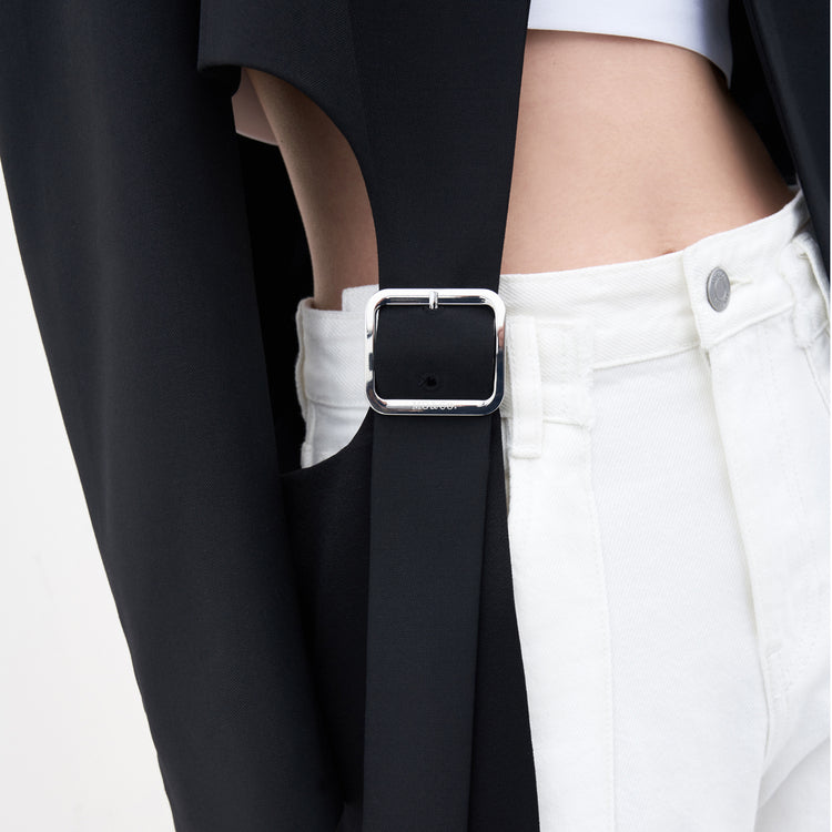 Moco dekonstruksiya qilingan dizayndagi yuqori belli kesilgan metall tugmali keng yelkali blazer ayollar qora