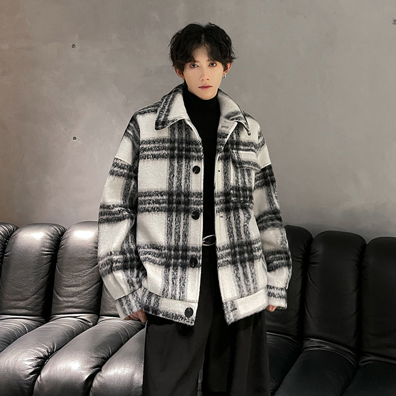 Amerika ko'cha retro kichik parfyumeriya uslubidagi bo'shashgan issiq tvid ko'ylagi, xuddi shu paragrafli erkaklar va ayollarning chiroyli paltosi.