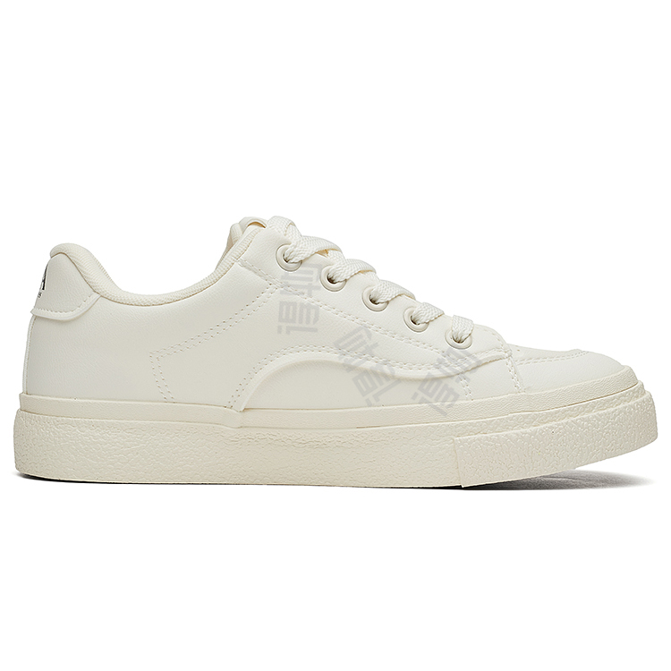 Erkaklar AAA 1955-yildan beri krossovkalar