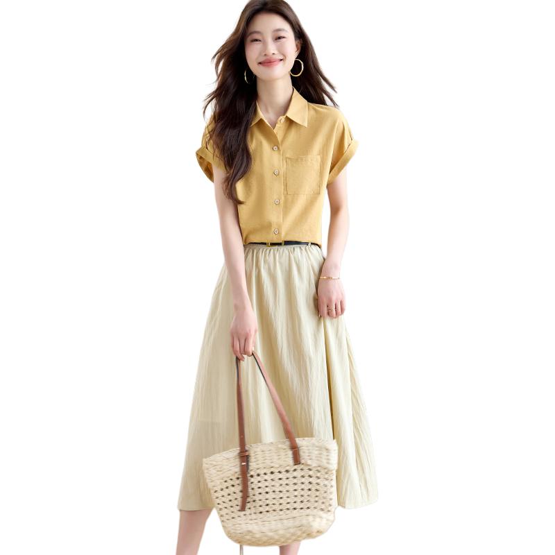 Pierre Cardin tomonidan ishlab chiqarilgan ayollar yubka-kurtkasi kostyumi