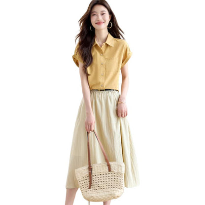 Pierre Cardin tomonidan ishlab chiqarilgan ayollar yubka-kurtkasi kostyumi