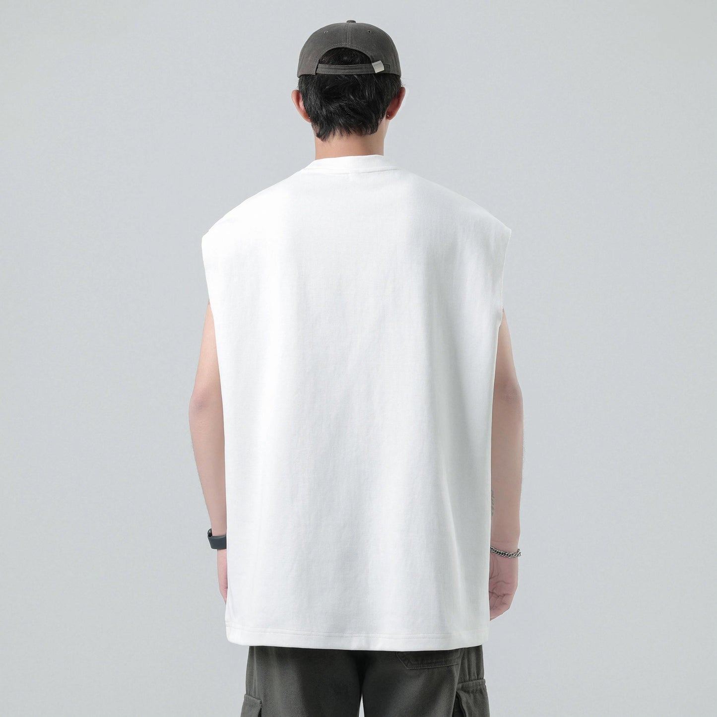 Paddy Julia harfli bosma naqshli yengsiz yelek orqali tartibsiz teshiklarni yuvib, modellari bilan erkaklar va ayollar