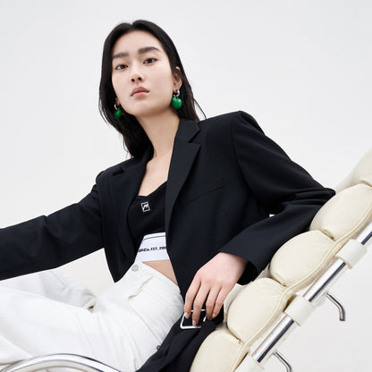 Moco dekonstruksiya qilingan dizayndagi yuqori belli kesilgan metall tugmali keng yelkali blazer ayollar qora