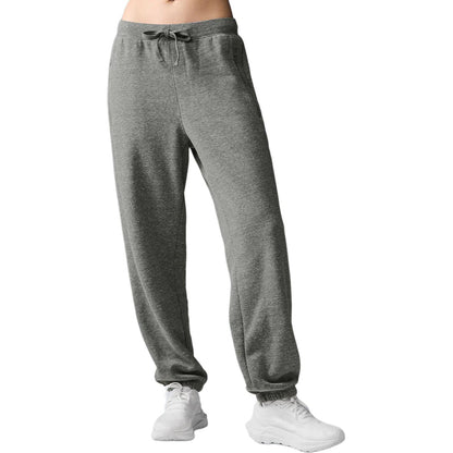 Alo yoga triumph restore bir xil rangdagi logotipi bosilgan, erkin ishlangan terli erkaklar shimlari