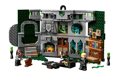 LEGO Garri Potter: "Slizerin akademiyasi bayrog'i" (76410)