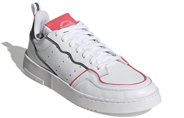 Ayollar krossovkalari va Adidas Super Court -