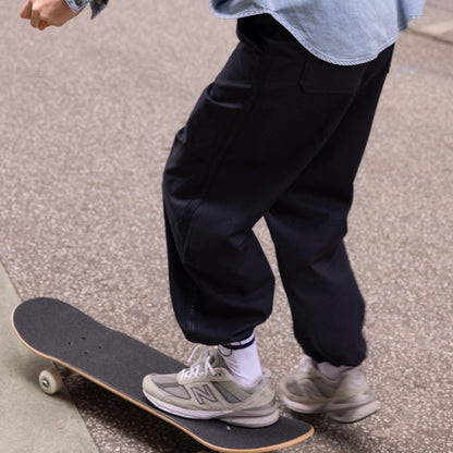 Teenie Weenie Bear, bir tekis rangli, to'g'ri oyoqli oddiy ayollar shimlari