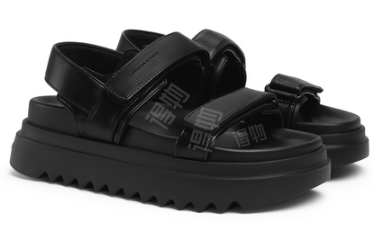 Charlz va Keyt ayollar sandallari