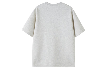 Paddy Julia bir xil rangdagi toza to'rtburchakli yelkali siluet, dekonstruksiya qilingan katta tuyg'usi yumaloq bo'yinli bo'shashgan yelkali ko'p qirrali besh chorak yengli qisqa yengli futbolka bir xil modeldagi erkaklar va ayollar