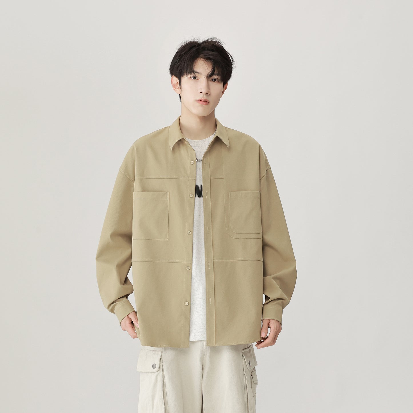 Igoi modasi ochiq ko'cha modasi bo'sh shaharbo'yi tekis rangli yuz lapelli ko'krak qafasi ikki cho'ntakli nafas oladigan ko'ylak ko'ylagi yuqori ko'chada yo'lovchi terisi qulay tasodifiy tasodifiy biznes uzun yengli ko'ylak erkaklar va ayollar bir xil