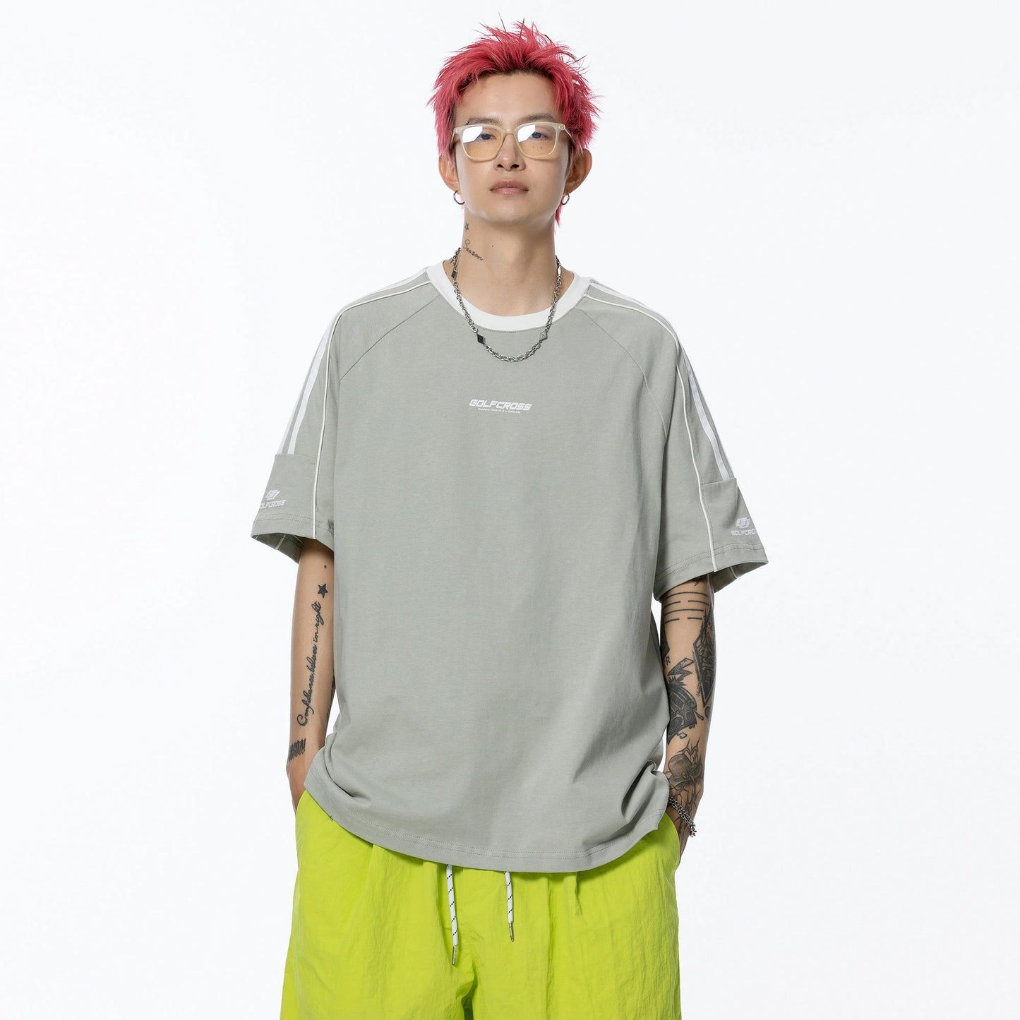 Kollej uslubidagi golfkross rangli to'qnashuv lentasi chiziqli yelkali yengli dumaloq bo'yinli qisqa yengli futbolka bir xil paragrafli erkaklar va ayollar