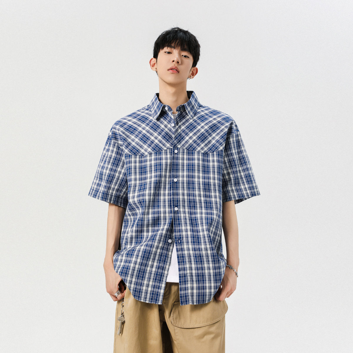 Balog'atga etmagan yaponiyalik Igoi har kuni bir xil modeldagi erkaklar va ayollarning qisqa yengli ko'ylaklari