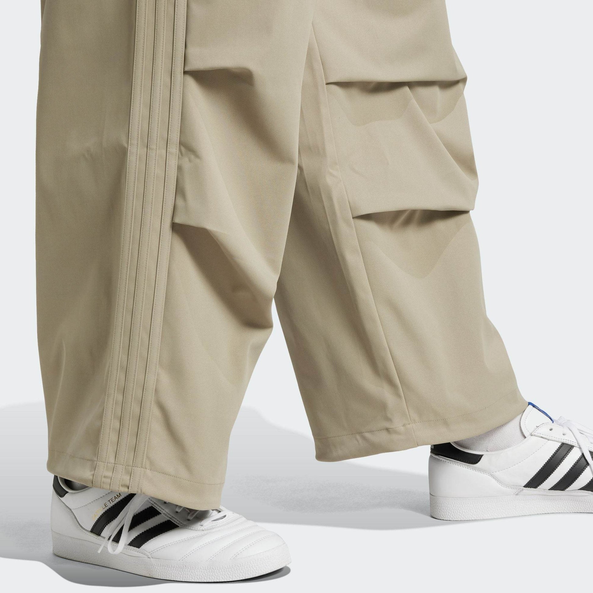 Спортивные брюки мужские Adidas Originals Parachute Fw24 Tracksuit Bottoms Pebble - Boxette Shop