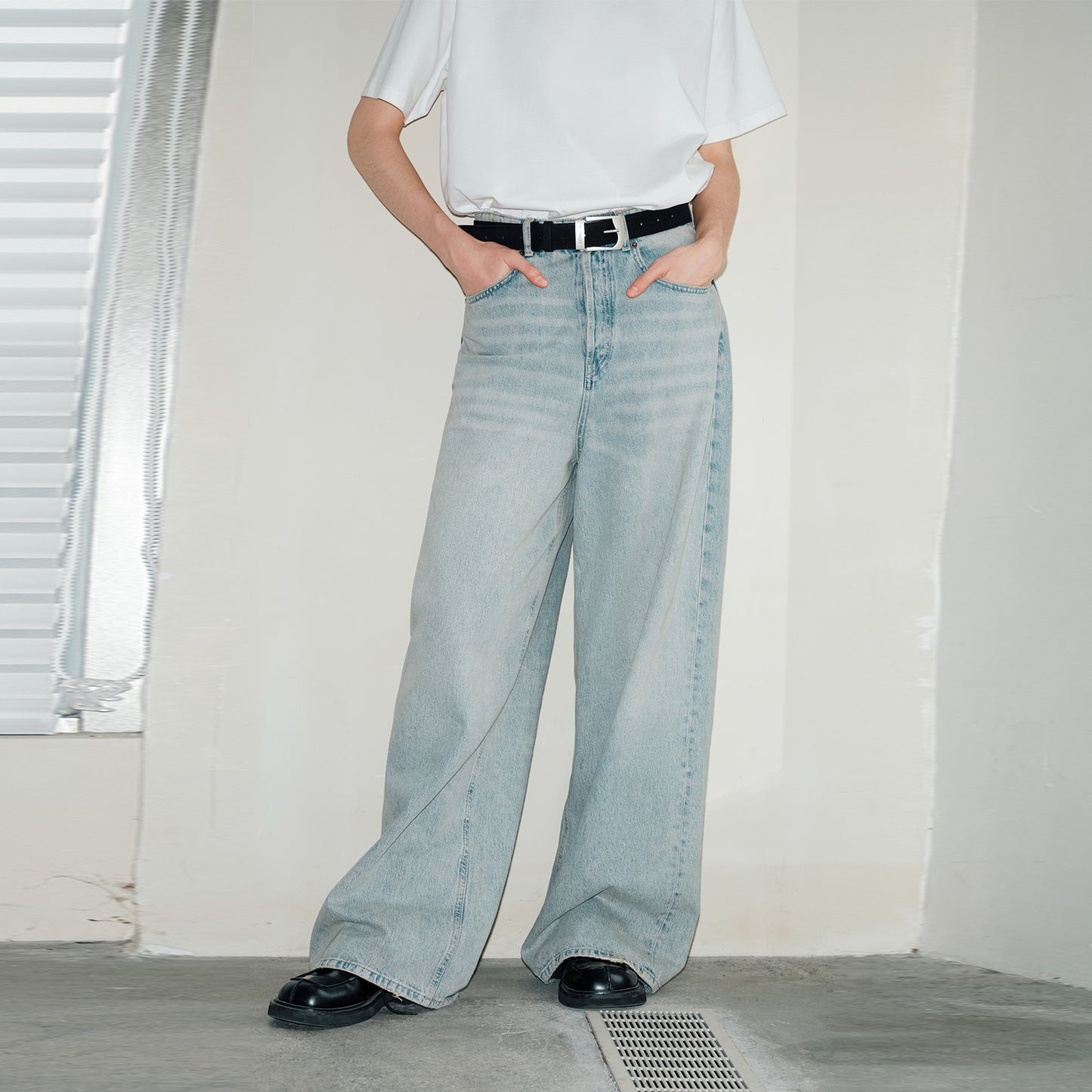 Lilbetter vintage eski osmon ko'k yuvilgan, keng oyoqli erkin yirtilgan jinsi shimlar ochiq ko'k