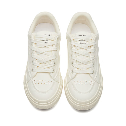 Erkaklar AAA 1955-yildan beri krossovkalar