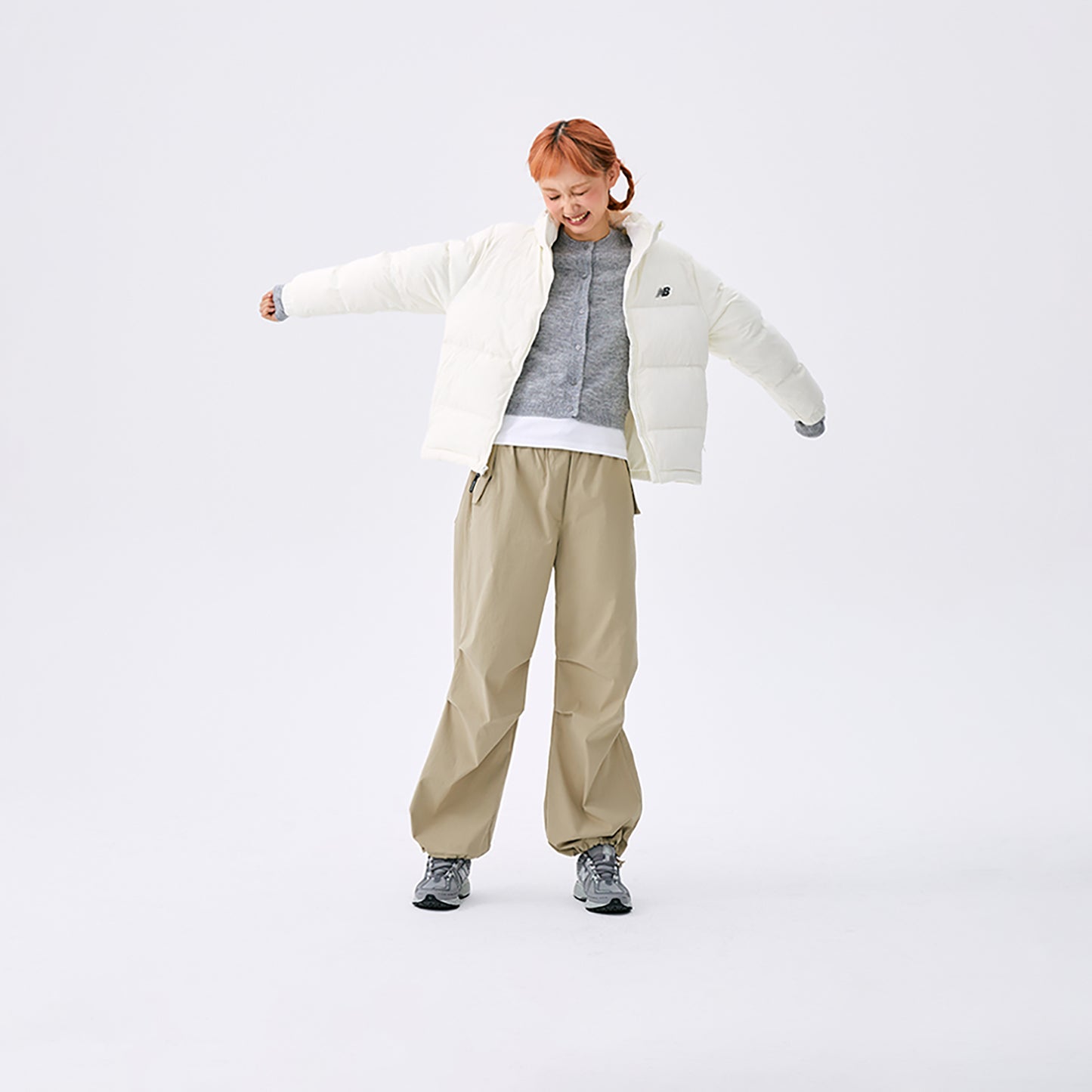 New Balance sport life to'plami brend logotipi engil tekis rangli fermuarli etagi sozlanishi stendli yoqa o'rdak past qalpoqsiz oddiy nonli past ko'ylagi ayollar fil suyagi