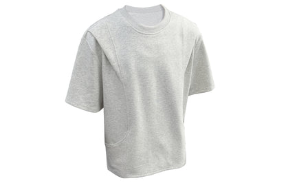 Paddy Julia bir xil rangdagi toza to'rtburchakli yelkali siluet, dekonstruksiya qilingan katta tuyg'usi yumaloq bo'yinli bo'shashgan yelkali ko'p qirrali besh chorak yengli qisqa yengli futbolka bir xil modeldagi erkaklar va ayollar