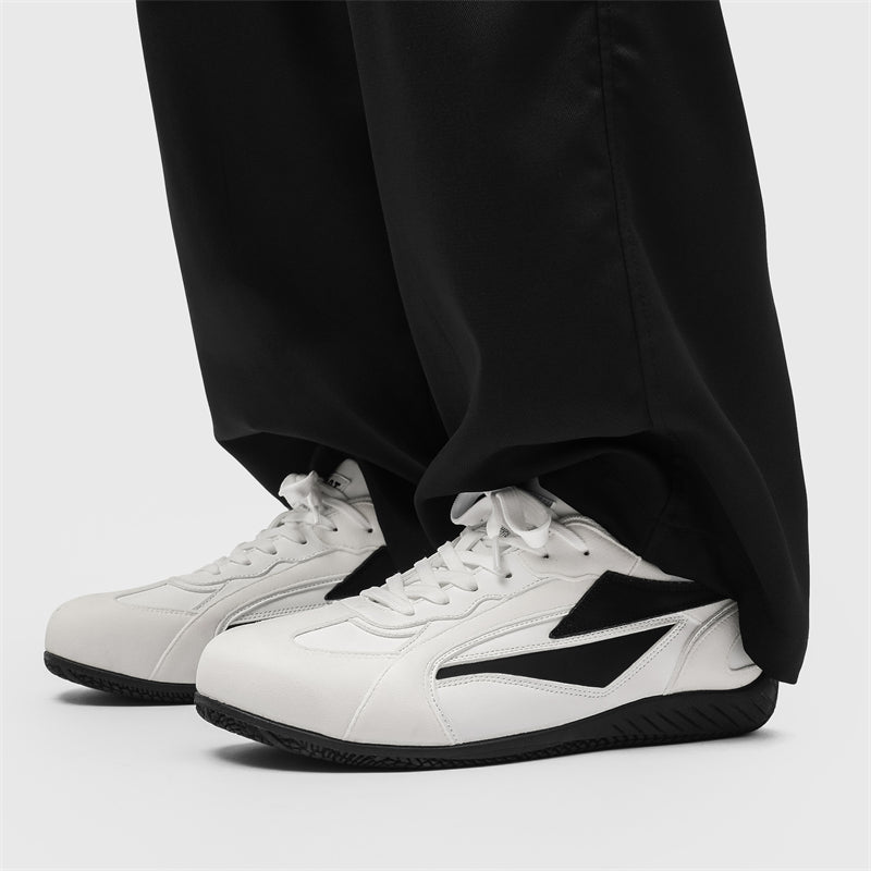 Erkaklar AAA 1955-yildan beri krossovkalar