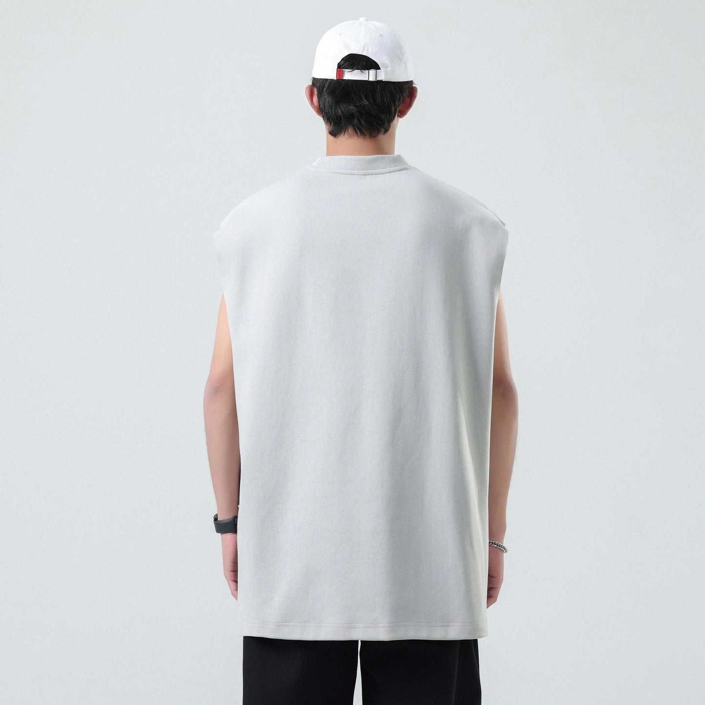 Paddy Julia harfli bosma naqshli yengsiz yelek orqali tartibsiz teshiklarni yuvib, modellari bilan erkaklar va ayollar