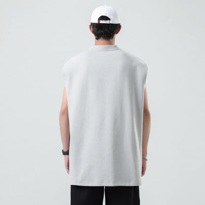 Paddy Julia harfli bosma naqshli yengsiz yelek orqali tartibsiz teshiklarni yuvib, modellari bilan erkaklar va ayollar