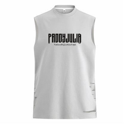 Paddy Julia harfli bosma naqshli yengsiz yelek orqali tartibsiz teshiklarni yuvib, modellari bilan erkaklar va ayollar