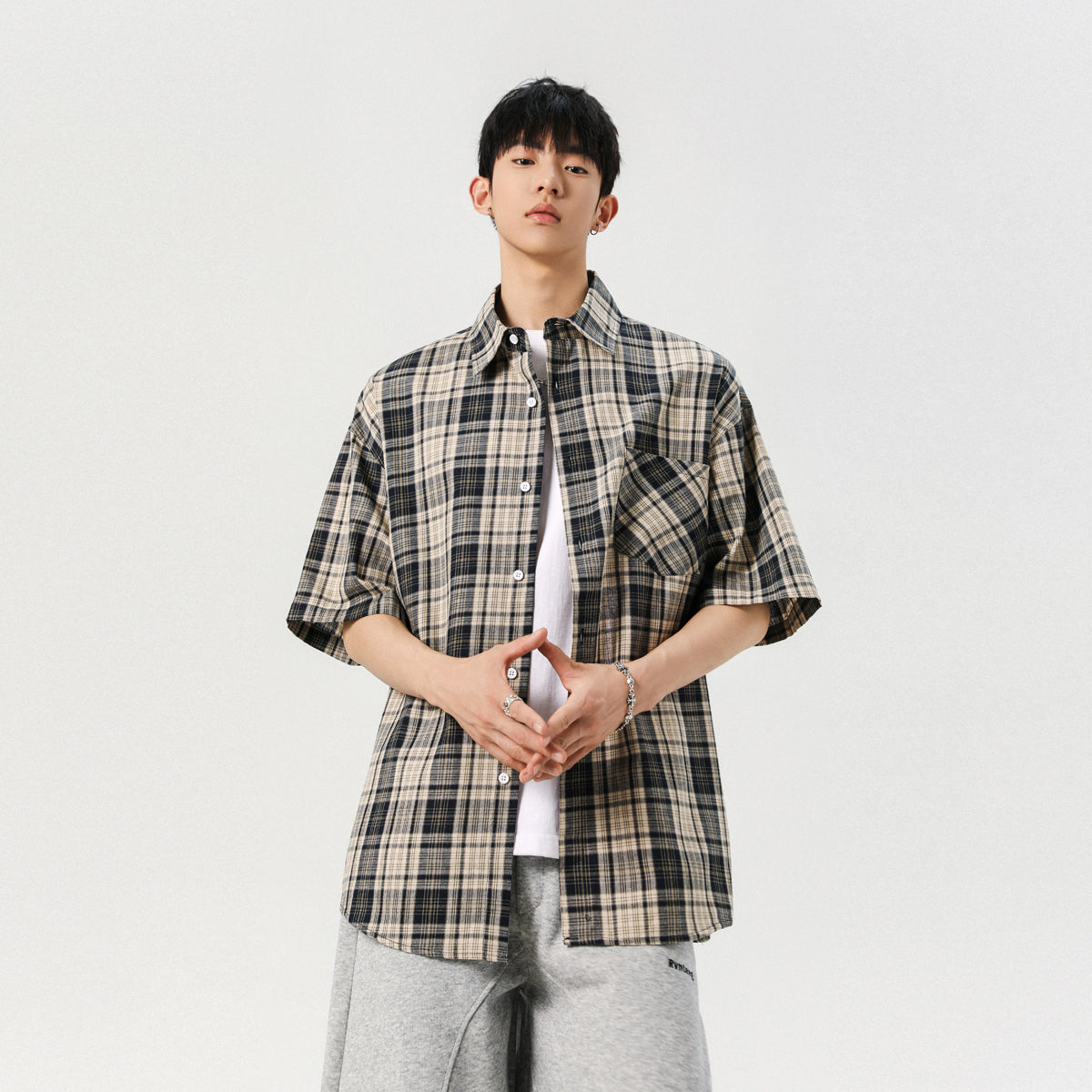 Igoi amerikalik retro yuzlik, bir xil paragrafli, erkin yupqa kesmali, yelkali, kalta yengli erkaklar va ayollar ko'ylagi