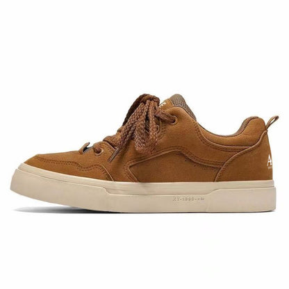 Erkaklar AAA 1955-yildan beri krossovkalar