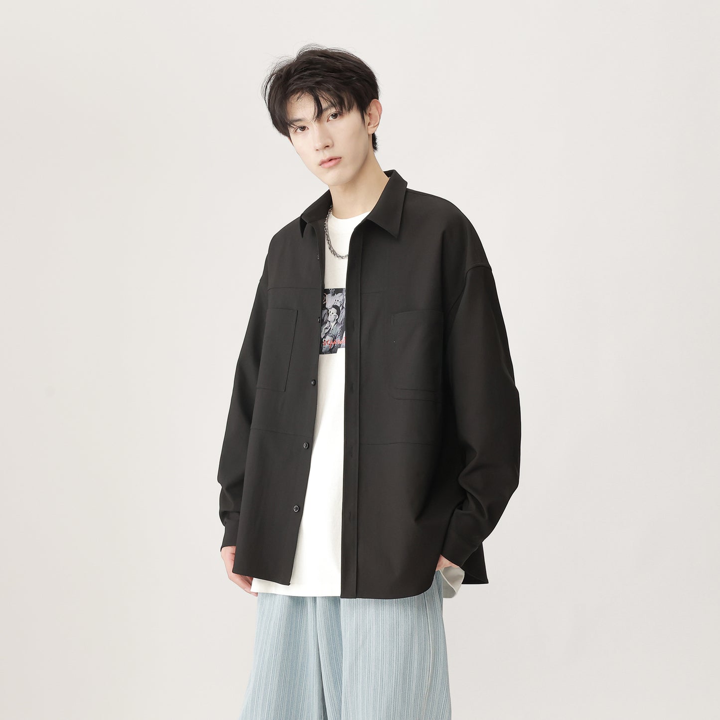 Igoi modasi ochiq ko'cha modasi bo'sh shaharbo'yi tekis rangli yuz lapelli ko'krak qafasi ikki cho'ntakli nafas oladigan ko'ylak ko'ylagi yuqori ko'chada yo'lovchi terisi qulay tasodifiy tasodifiy biznes uzun yengli ko'ylak erkaklar va ayollar bir xil