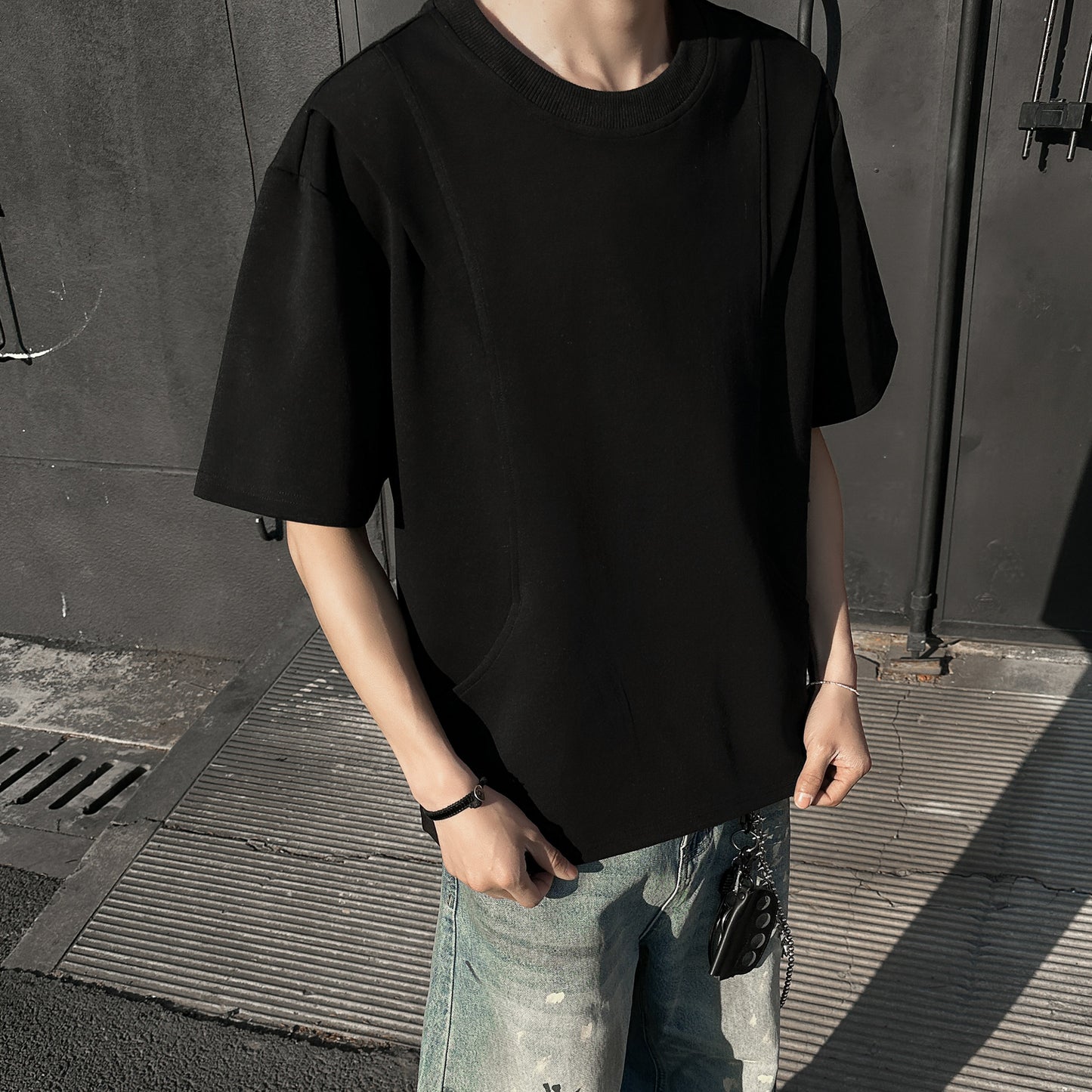 Paddy Julia bir xil rangdagi toza to'rtburchakli yelkali siluet, dekonstruksiya qilingan katta tuyg'usi yumaloq bo'yinli bo'shashgan yelkali ko'p qirrali besh chorak yengli qisqa yengli futbolka bir xil modeldagi erkaklar va ayollar