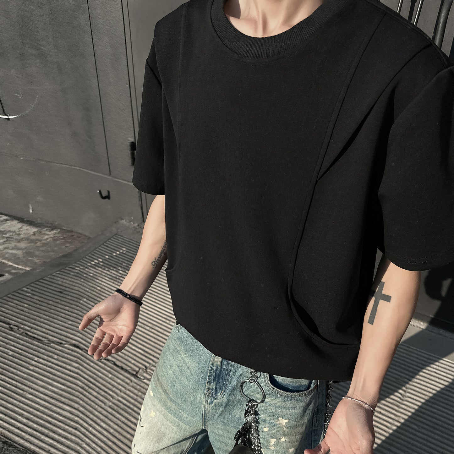 Paddy Julia bir xil rangdagi toza to'rtburchakli yelkali siluet, dekonstruksiya qilingan katta tuyg'usi yumaloq bo'yinli bo'shashgan yelkali ko'p qirrali besh chorak yengli qisqa yengli futbolka bir xil modeldagi erkaklar va ayollar