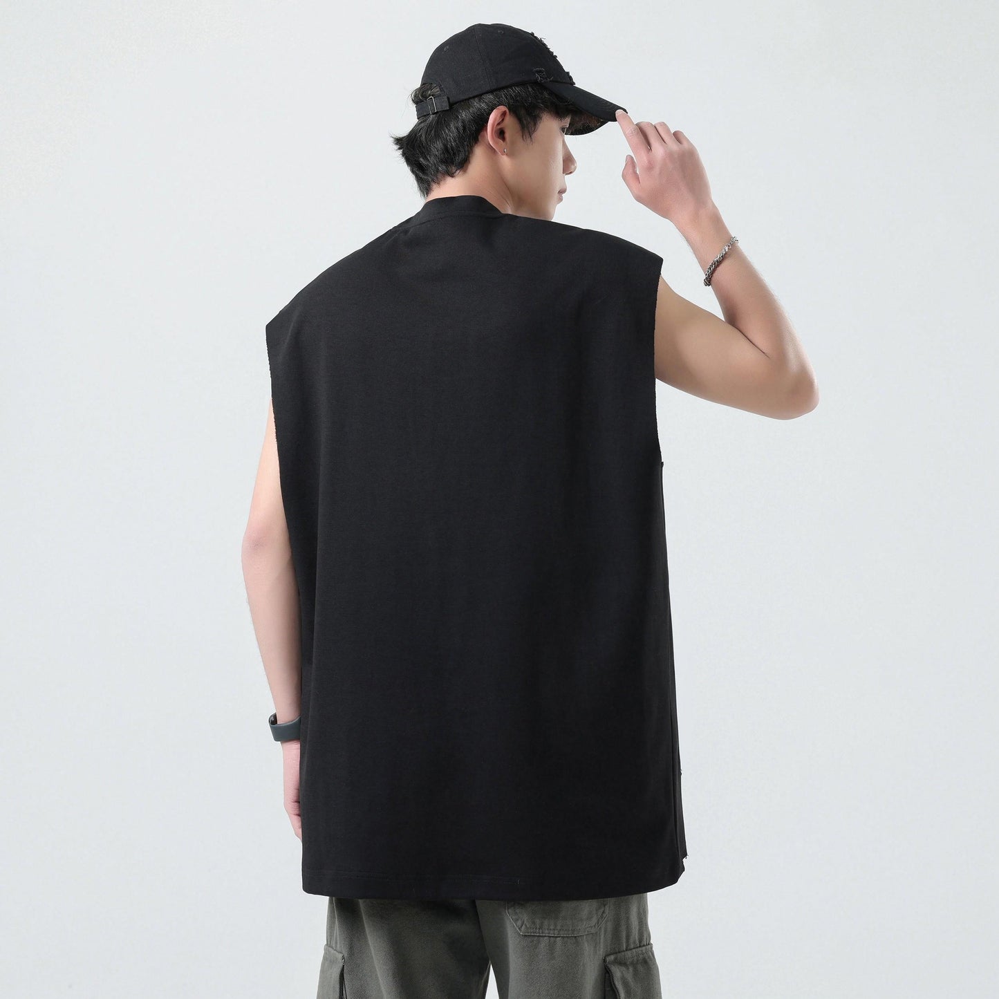 Paddy Julia harfli bosma naqshli yengsiz yelek orqali tartibsiz teshiklarni yuvib, modellari bilan erkaklar va ayollar