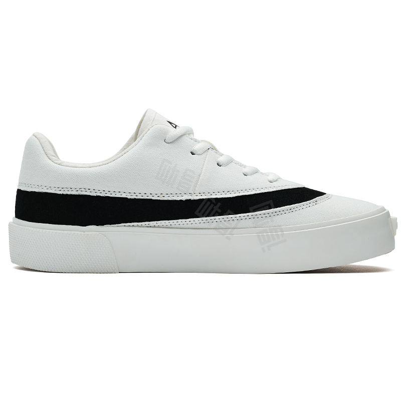 Erkaklar AAA 1955-yildan beri krossovkalar