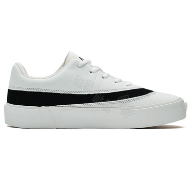 Erkaklar AAA 1955-yildan beri krossovkalar