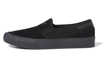 Ayollar krossovkalari va Adidas Shmoofoil