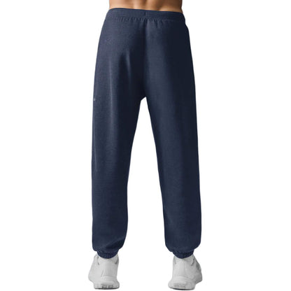 Alo yoga triumph restore bir xil rangdagi logotipi bosilgan, erkin ishlangan terli erkaklar shimlari