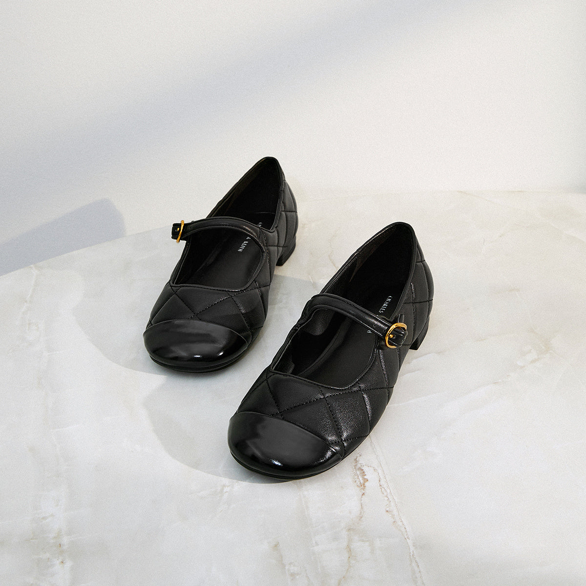 Charlz va Keyt ayollar poyabzali