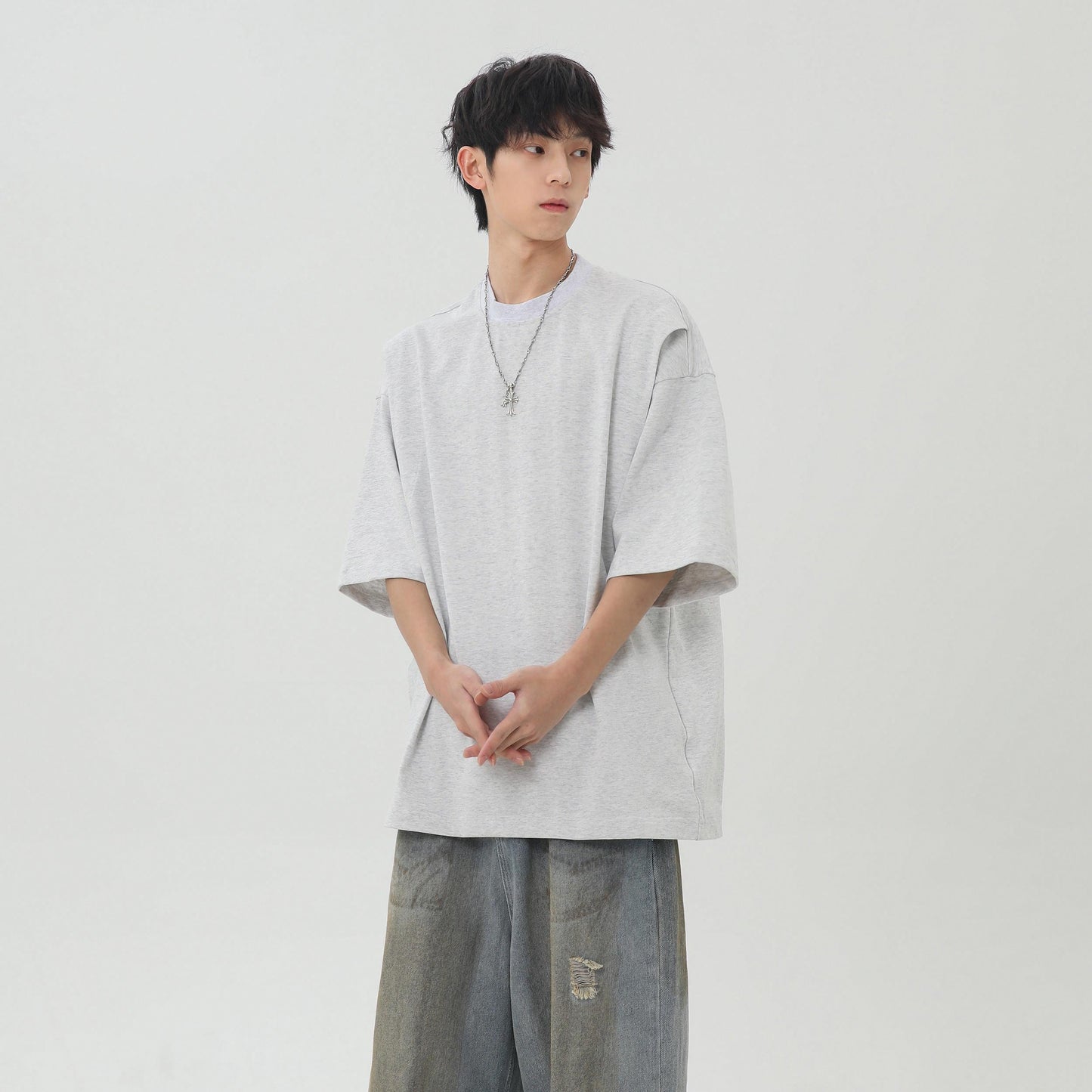 Paddy Julia bir xil rangdagi asosiy dekonstruksiya qilingan birlashma dizayn hissi yelkali bo'sh ko'p qirrali oddiy shamol qutisi versiyasi pastki qismdagi kalta yengli futbolka erkaklar va ayollar bir xil modellar