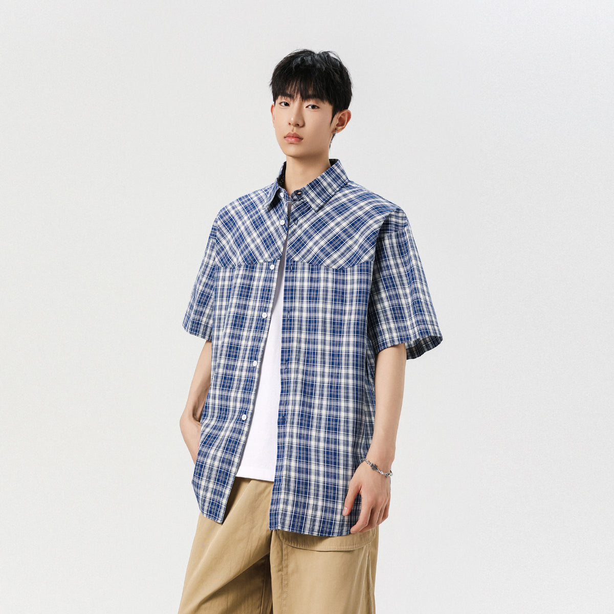 Balog'atga etmagan yaponiyalik Igoi har kuni bir xil modeldagi erkaklar va ayollarning qisqa yengli ko'ylaklari