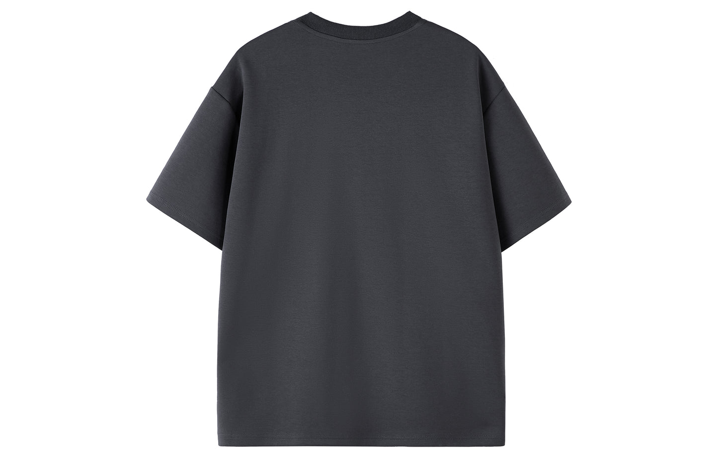 Paddy Julia bir xil rangdagi toza to'rtburchakli yelkali siluet, dekonstruksiya qilingan katta tuyg'usi yumaloq bo'yinli bo'shashgan yelkali ko'p qirrali besh chorak yengli qisqa yengli futbolka bir xil modeldagi erkaklar va ayollar