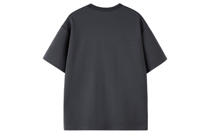 Paddy Julia bir xil rangdagi toza to'rtburchakli yelkali siluet, dekonstruksiya qilingan katta tuyg'usi yumaloq bo'yinli bo'shashgan yelkali ko'p qirrali besh chorak yengli qisqa yengli futbolka bir xil modeldagi erkaklar va ayollar