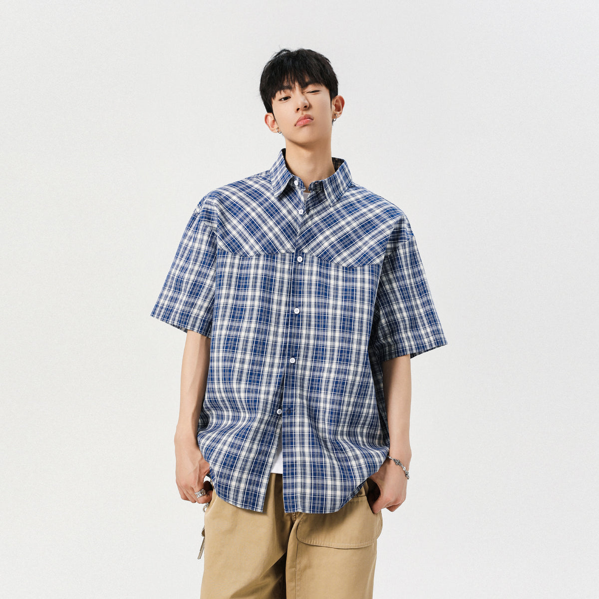 Balog'atga etmagan yaponiyalik Igoi har kuni bir xil modeldagi erkaklar va ayollarning qisqa yengli ko'ylaklari