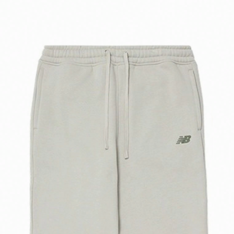 Ochiq kul rangdagi New Balance erkaklar uchun o‘rta uzunlikdagi oddiy trikotaj kozoklari