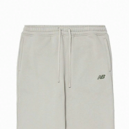 Ochiq kul rangdagi New Balance erkaklar uchun o‘rta uzunlikdagi oddiy trikotaj kozoklari