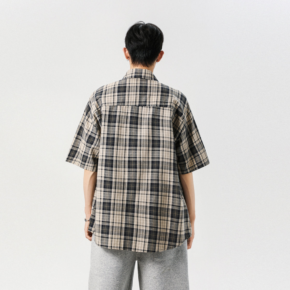 Igoi amerikalik retro yuzlik, bir xil paragrafli, erkin yupqa kesmali, yelkali, kalta yengli erkaklar va ayollar ko'ylagi